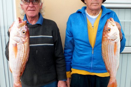 Wyle Harold Slow (regs) na afloop van â€˜n boothengelkompetisie in 2004, toe hy alreeds begin siek word het, saam met sy vriend en skipper van Laura 2, Raymond Rabe. 